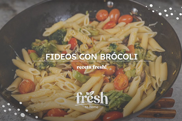 Penne rigate con brócoli, tomates cherry y aceitunas