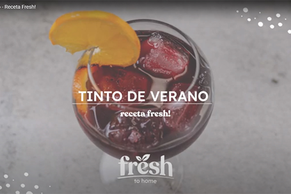 vino tinto con hielo, gaseosa y cítricos